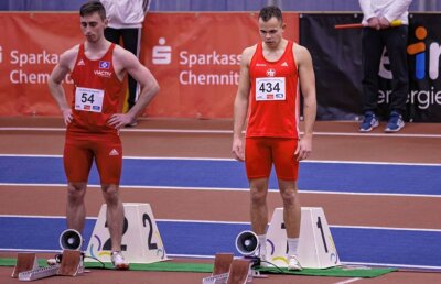 Treuener gibt niemals auf - Der 24-jährige Sprinter Yannick Schmalfuß (im Foto rechts) vom Treuener LV hat es beim Internationalen Hallenmeeting in Chemnitz am vergangenen Samstag über 60 Meter bis ins B-Finale der Männer geschafft.