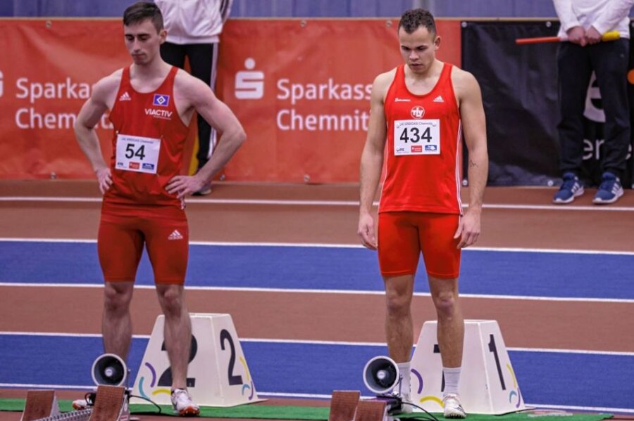 Treuener gibt niemals auf - Der 24-jährige Sprinter Yannick Schmalfuß (im Foto rechts) vom Treuener LV hat es beim Internationalen Hallenmeeting in Chemnitz am vergangenen Samstag über 60 Meter bis ins B-Finale der Männer geschafft.