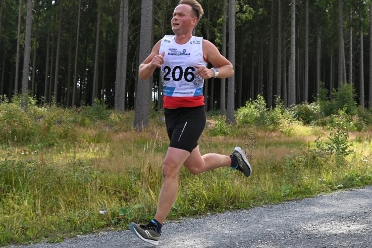 Gelungener Zielsprint: Marcus Pröhl vom Treuener LV hat in der Altersklasse M 40 über zehn Kilometer gewonnen. 