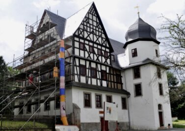 Treuener Schloss rüstet sich fürs Fest - Spätestens bis zum Schlossfest im August soll das Gerüst am Treuener Schloss verschwunden sein.