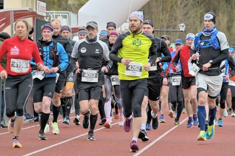 Treuener spielen eine gute Rolle - Die Veranstalter des 54. Göltzschtal-Marathons in Lengenfeld zählen 591 Finisher. Allein 50 Aktive (im Foto beim Start) sind am Samstag auf die Marathon-Strecke gegangen. 