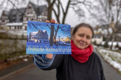 Treuens Schloss auf dem Weihnachtsmarkt und per Post in der ganzen Welt - Sandra Finsterbusch mit der diesjährigen Postkarte vom Schloss Treuen. Sammler besitzen schon eine ganze Kollektion. Der Erlös kommt der Schloss-Sanierung zugute.