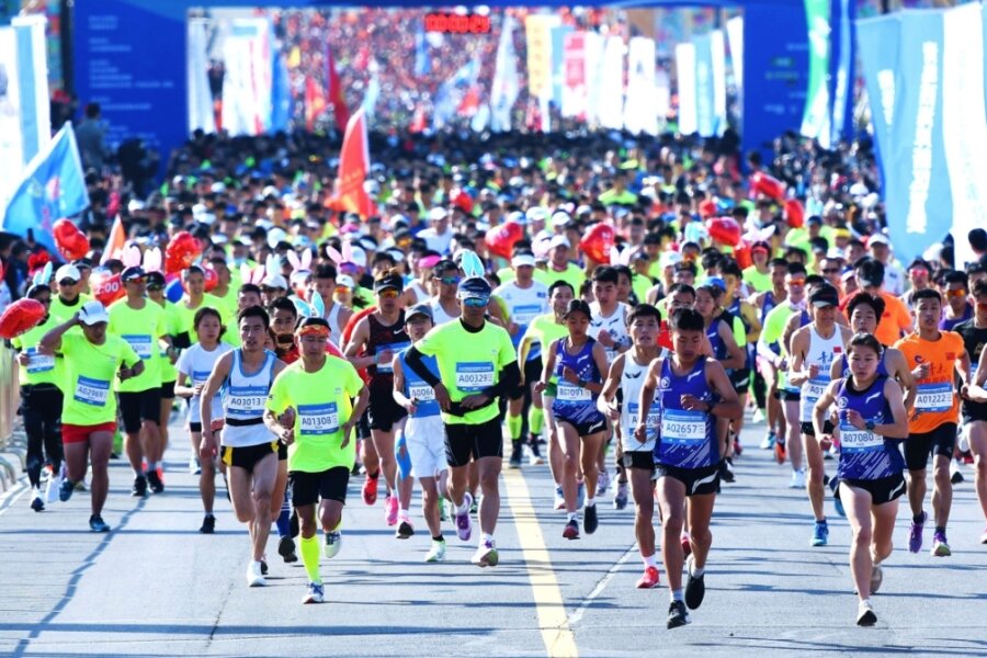 Triathlet will's in China wissen - Rund 8000 Teilnehmer starteten beim Qingdao West Coast Halbmarathon, auch Ronny Zschirpe. 