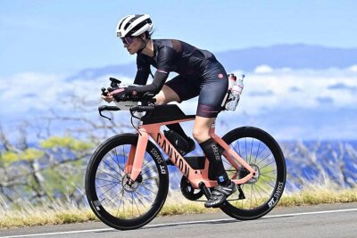 Triathletin aus Gornau knackt bei WM auf Hawaii einen Rekord - Auf dem Rad war Antje Vogel vor beeindruckender Kulisse so schnell unterwegs wie nie zuvor.