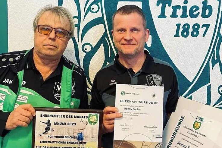 Trieb: Stufe für Stufe zum Erfolg - Ronny Paulus (rechts) ist der erste "Ehrenamtler des Monats" in diesem Jahr. Jens Bienert (links) vom Vogtländischen Fußball-Verband war Überbringer der Botschaft.