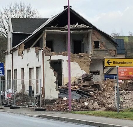 Triebel: Ex-Konsum kommt weg - Der seit vielen Jahren verfallende ehemalige Konsum an der Hauptstraße wird abgerissen.