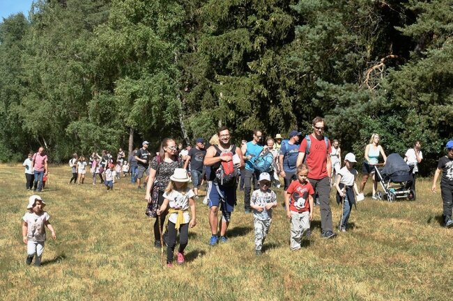 Triebel feiert großes Wanderfest - Bei Kaiserwetter hinaus in die Natur: Diesen Tipp nahmen in Triebel auch viele Familien an.