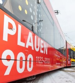 Triebwagen 303 im Festgewand - Die Plauener Straßenbahn macht ab sofort Werbung für das Stadtjubiläum im nächsten Jahr. 