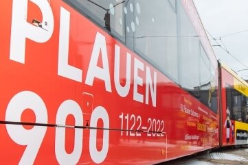 Triebwagen 303 im Festgewand - Die Plauener Straßenbahn macht ab sofort Werbung für das Stadtjubiläum im nächsten Jahr. 
