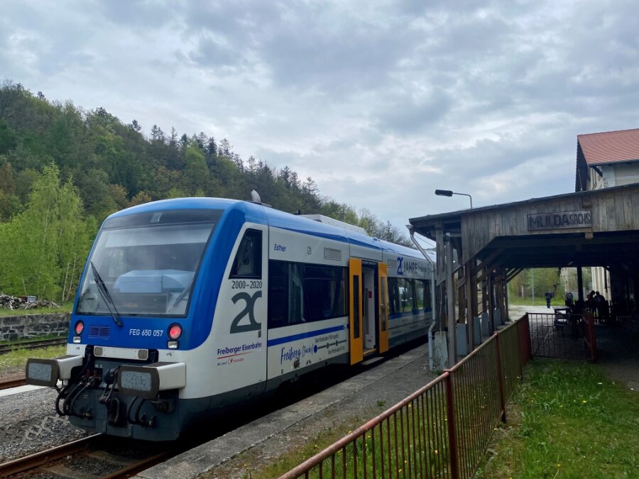 Triebwagen defekt: Zugausfälle auf der Strecke Freiberg-Holzhau - Auch auf dem Bahnhof Mulda steht der Zug still.