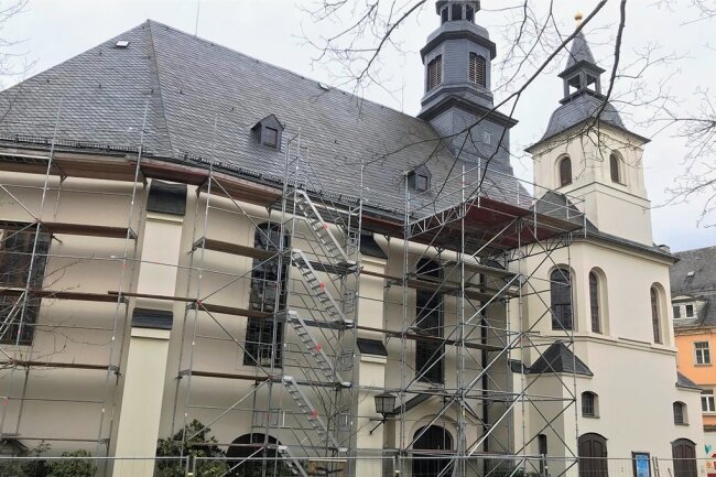 Absperrgitter und Gerüste weisen darauf hin: Der Trinitiatiskirche Reichenbach stehen umfangreiche Sanierungsmaßnahmen bevor. Anlass geben massive Schäden an den Deckenbalken. 