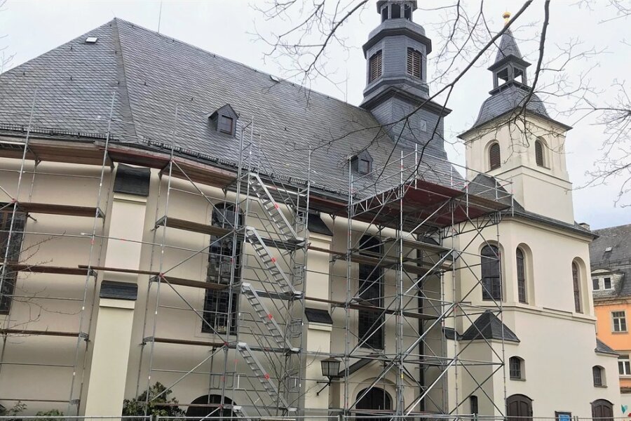 Absperrgitter und Gerüste weisen darauf hin: Der Trinitiatiskirche Reichenbach stehen umfangreiche Sanierungsmaßnahmen bevor. Anlass geben massive Schäden an den Deckenbalken. 