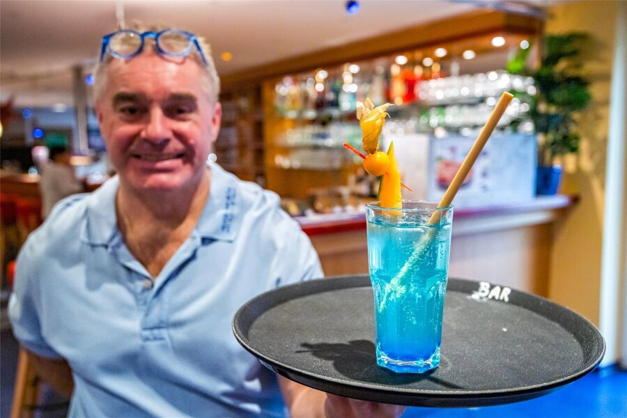 Trinkhalme aus Schilf? Warum das Hotel „Blaues Wunder“ im Erzgebirge auf ein Naturprodukt setzt - Zum Wohl! Barkeeper Hans Napravnik serviert im Hotel Am Bühl in Eibenstock einen Cocktail. Dazu gibt es einen Trinkhalm aus Schilf.