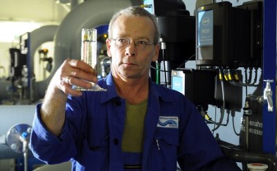 Trinkwasser wird billiger - Im Freiberger Wasserwerk entnimmt Uwe Jarisch eine Probe Reinwasser für die Laboruntersuchung. 