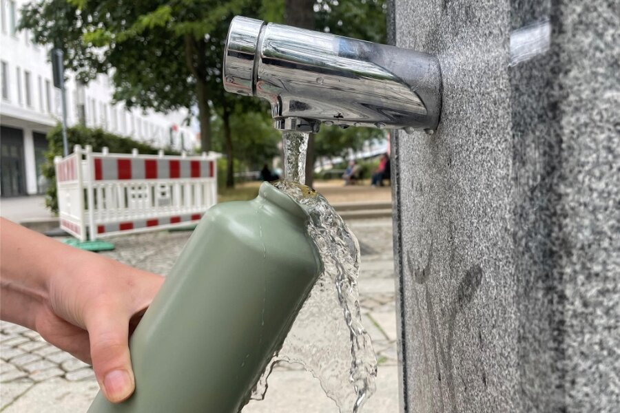 Trinkwasserbrunnen in Chemnitz: Die Stadt plant zwei neue Standorte - An den drei innerstädtischen Trinkwasserbrunnen kann man seinen Durst an heißen Tagen kostenlos stillen. Seitlich lassen sich sogar Trinkflaschen auffüllen.