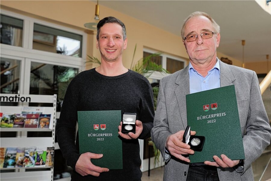 Trockener Alkoholiker hilft anderen Menschen aus der Sucht - Dirk Lenhart (l.) und Bernd Illig haben den Emmlertaler für ihr ehrenamtliches Engagement erhalten. 