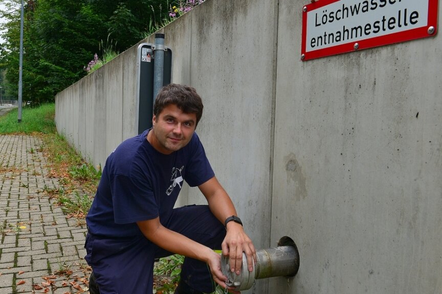 Hinter dieser Wand befinden 100 Kubikmeter Löschwasser, das sind 100.000 Liter. Der stellvertretende Gemeindewehrleiter André Moos überprüft die Zisterne im Hainichener Ortsteil Cunnersdorf. 