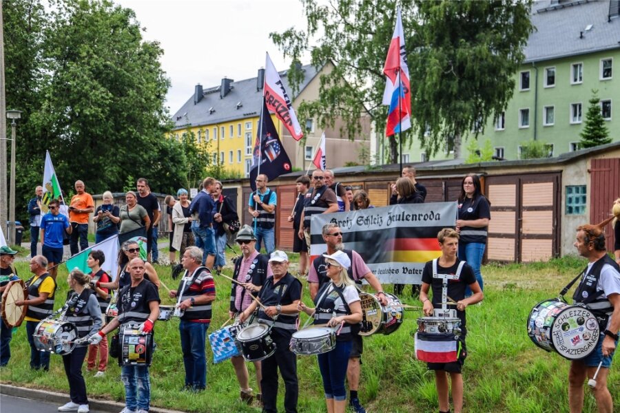 Trommelklang bei Demos in Grünhain löst Ängste aus - Trommler aus Thüringen (hier ein Bild von der Demo am 21. Juli) unterstützten nun schon mehrfach die Demonstration der Freien Sachsen gegen eine Flüchtlingsunterkunft in Grünhain.