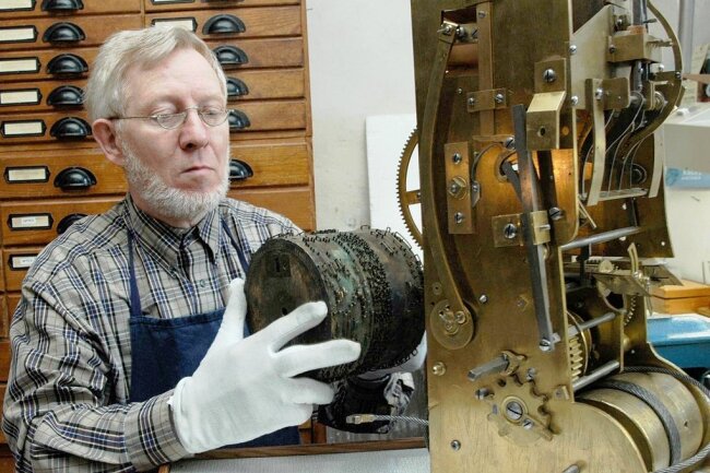 Uhrmachermeister Egon Weißflog kümmert sich seit vielen Jahren um das mechanische Innenleben des Trompeterautomaten. 