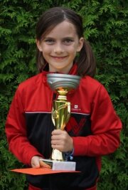 Trophäe geht erstmals an ein Mädchen - Die achtjährige Mia Sickel ist stolz auf den Pokal.