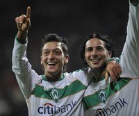 "Trostpflaster" UEFA-Pokal für wackere Werderaner - Claudio Pizarro (r.) sichert Werder UEFA-Cup-Teilnahme