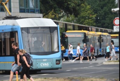 Trotz 9-Euro-Ticket: CVAG hält an Ferienfahrplan fest - Wer im Sommer mit Bus und Bahn unterwegs ist, muss sich auch in diesem Jahr auf weniger Fahrten während der Ferien einrichten. 