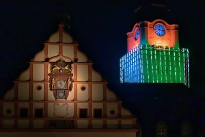 Trotz Absage: Warum Plauens Rathaus-Turm am Samstagabend plötzlich leuchtete - Testlauf: Der Plauener Rathaus-Turm leuchtet. 