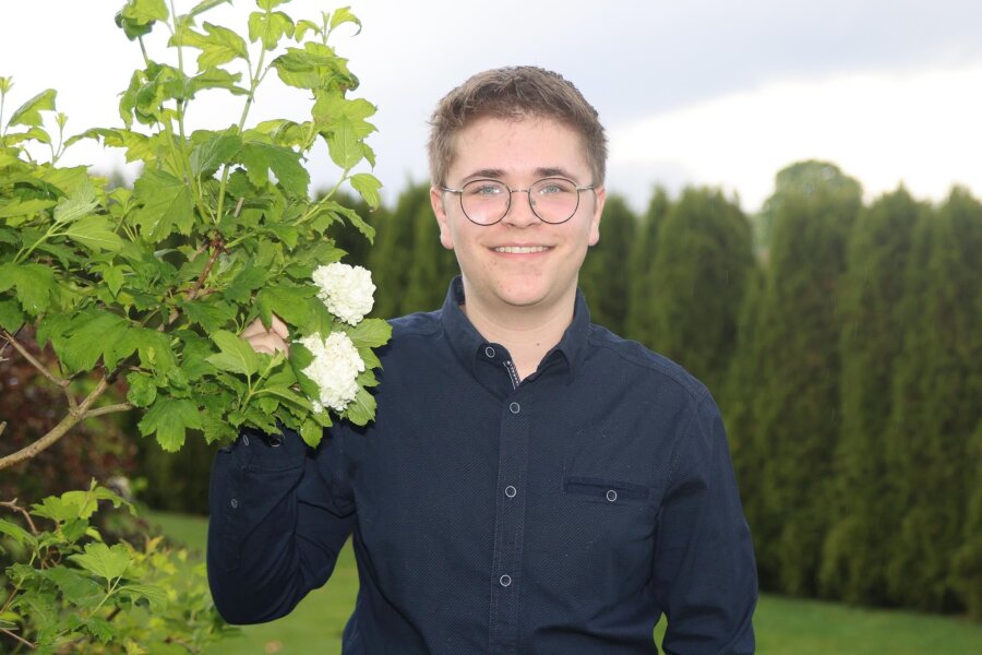 Trotz Angriffen auf Politiker im Wahlkampf: 18-Jähriger Reinsdorfer hat keine Angst vor Kandidatur - Julian Speck im Garten seines Elternhauses in Reinsdorf. Der heimatverbundene junge Mann möchte dazu beitragen, seine Generation in der Region zu halten.