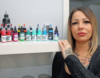 Trotz Aus für Tattoo-Farben: Tätowierer malen nicht schwarz - Nancy Perschk hat in ihrem Tattoo-Studio in Werdau die Farben komplett ausgetauscht. Die neuen Farben kosten erheblich mehr als die alten.