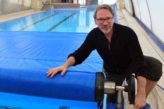 Lutz Hoffmann in seiner Schwimmschule, die er in Sachsenburg betreibt. Die hat er am Montag erneut komplett geschlossen, nachdem die Einrichtung lediglich gut fünf Monate in diesem Jahr in Betrieb war.