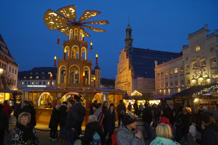 Trotz Corona: Zwickau wagt den Weihnachtsmarkt - Die Stadt Zwickau geht das Risiko ein: Ab dem 3. November werden auf dem Hauptmarkt und dem Kornmarkt die Hütten für den Weihnachtsmarkt (Archivfoto) aufgebaut. 
