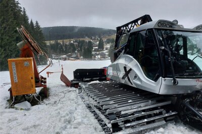 Trotz des Tauwetters: Skilift in Mühlleithen ist noch in Betrieb - Der Skihang in Mühlleithen wurde am Montagfrüh noch einmal präpariert.