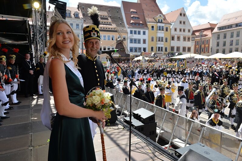 Trotz dunkler Wolken: Philharmonie spielt auf dem Freiberger Obermarkt - Die amtierende Bergstadtkönigin Susann Leu begrüßte die Besucher auf dem Obermarkt am Sonntag.