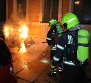 Trotz Festnahme brennen Mülltonnen - Einer von neun Fällen: In der Fritz-Matschke-Straße brannte am Samstagabend eine Tonne. 