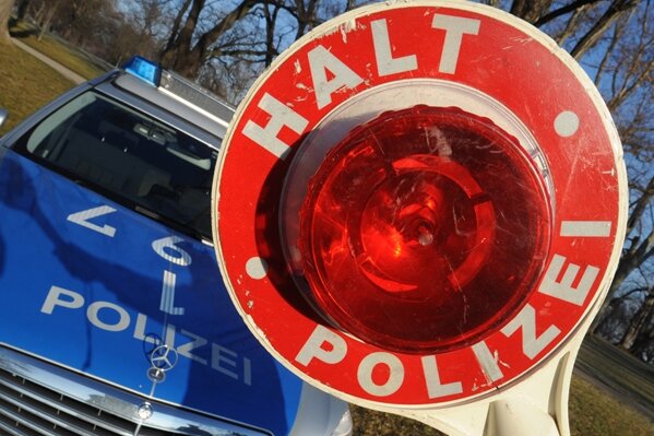 Trotz Führerscheinentzug weiter mit Auto unterwegs - Ein 51-Jähriger, dem kurz zuvor der Führerschein entzogen worden ist, ist in Schneppendorf erneut in eine Polizeikontrolle geraten.
