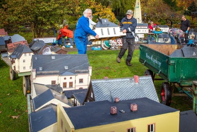 Mit der traditionellen Häuserabfahrt beendeten die Mitglieder des Vereins Klein-Erzgebirge im November 2021 die Saison. Die Modelle kamen ins Winterquartier oder zur Überholung in die Werkstatt.