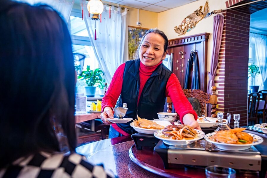 Trotz gestiegener Mehrwertsteuer: Warum ein Restaurant im Erzgebirge seine Preise nicht erhöht - Bich Ngoc Doan ist für die Bedienung der Gäste im Restaurant Shenglung in Aue zuständig.
