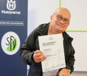 Trotz Handicap: Seit mehr als 30 Jahren für den Fußball aktiv - Der Stolz auf seine Auszeichnung ist ihm anzusehen: Heiko Rosenbaum mit der Sepp-Herberger-Urkunde des Deutschen Fußball Bundes. 