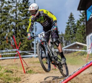 Trotz Handicaps rasant unterwegs - Nach einer Verletzungspause, die ihn ein dreiviertel Jahr außer Gefecht setzte, hat sich Falk Schaarschmidt aus Zschopau mit einem starken Auftritt in Thüringen im Mountainbikesattel zurückgemeldet. 