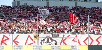 Trotz Hitze und Ferien - FSV lockt Fans ins Stadion - Gegen den Halleschen FC waren die Fanblöcke des FSV Zwickau gut gefüllt.