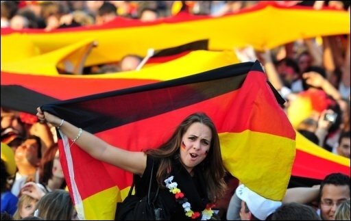 Trotz Hitze-Warnungen: Millionen Fans beim Public Viewing - Zwei Stunden vor Anpfiff des WM-Viertelfinales gegen Argentinien sind die Fanmeilen überall in Deutschland prall gefüllt. Allein in Berlin kamen 400.000 Menschen bei knapp 40 Grad auf die Fanmeile am Brandenburger Tor.