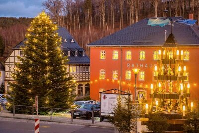 Trotz höherer Strompreise: Am Rande des Erzgebirges leuchten viele Lichter bis 2. Februar - Der Markt in Hartenstein wird wieder bis zum 2. Februar im Weihnachtsglanz erstrahlen. 