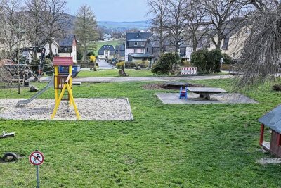 Trotz knapper Kasse: Meinersdorf bekommt einen neuen Spielplatz - Spielplätze müssen ständig gewartet und in Abständen erneuert werden. Im Foto: In den  Spielplatz auf dem Platz der Jugend wurden 2019/2020 rund 11.000 Euro investiert.