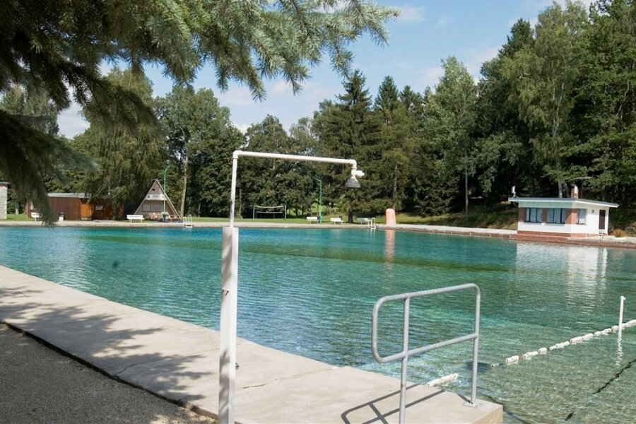 Trotz knapper Kassen: Netzschkaus Bürgermeister bringt Hallenbad-Idee ins Spiel - Mit 3640 Quadratmetern Wasserfläche hat Netzschkau das größte Freibad der Region. Doch es leckt gewaltig. 
