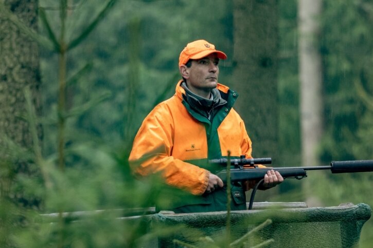Johannes Riedel, der Leiter Staatsforstbetrieb im Forstbezirk Neudorf, kürzlich bei einer Drückjagd in der Nähe des Markersbacher Oberbeckens. Er hat den Kurswechsel im Jagdsystem maßgeblich mit eingeleitet und ist nach wie vor fest überzeugt davon, dass damit der richtige Weg eingeschlagen wurde. 