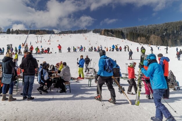 Ab Mitte Januar durfte Sachsens größtes Skigebiet endlich öffnen. Wer die Lifte und Bahnen am Fichtelberg nutzen wollte, musste allerdings geimpft oder genesen sein. 