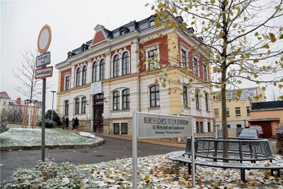 Trotz mehr als 1500 Unterschriften: Kreisräte stimmen für Verkauf von BSZ in Meerane - Die BSZ-Immobilie in Meerane wird an einen privaten Bildungsträger verkauft. 