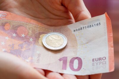 Trotz Mindestlohnerhöhung: DGB sieht Gefahr für Mittelstand im Landkreis Zwickau - Seit Oktober gibt es 12 Euro Mindestlohn. Laut DGB reicht das nicht aus, um die gestiegenen Kosten auszugleichen.