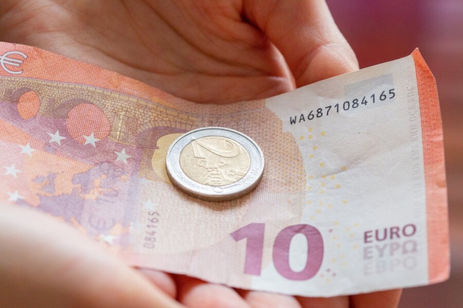 Trotz Mindestlohnerhöhung: DGB sieht Gefahr für Mittelstand im Landkreis Zwickau - Seit Oktober gibt es 12 Euro Mindestlohn. Laut DGB reicht das nicht aus, um die gestiegenen Kosten auszugleichen.