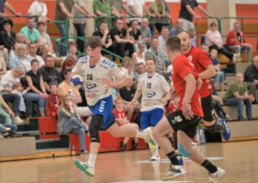 Trotz Niederlage gegen Aue: ZHC Grubenlampe feiert Handballfest - Der Auer Torben Lange (links) läuft hier seinem Zwickauer Gegenspieler davon. Am Samstag treffen der ZHC und die Auer Reserve beim Sachsenpokal-Endspiel in Dresden erneut aufeinander. 